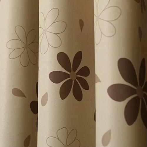Beżowa zasłona zaciemniająca w brązowe kwiaty