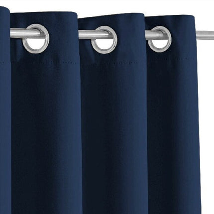 Granatowa wodoodporna zasłona zewnętrzna na balkon.