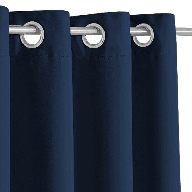 Granatowa wodoodporna zasłona zewnętrzna na balkon.