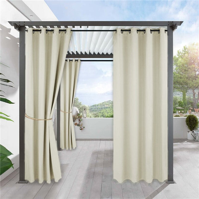 Kremowa wodoodporna zasłona na balkon.