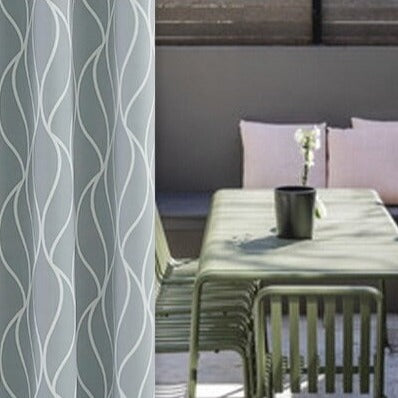 Jasnoszara zasłona ogrodowa w falisty wzór.