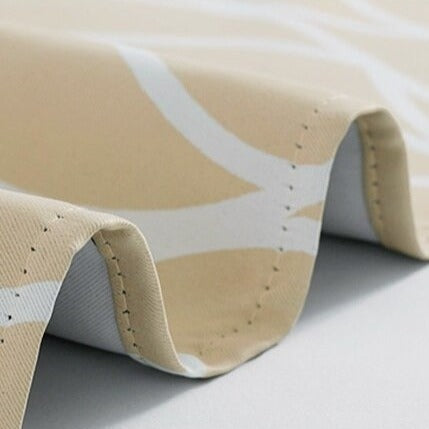 Jasnoszara zasłona ogrodowa w falisty wzór.