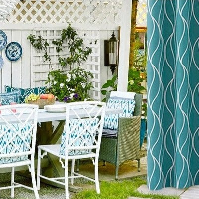 Jasnoszara zasłona ogrodowa w falisty wzór.