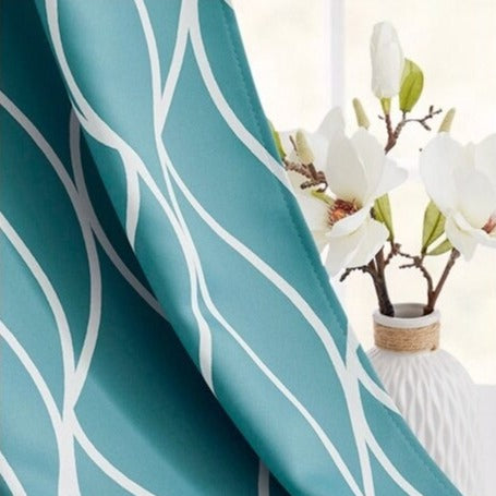 Jasnoszara zasłona ogrodowa w falisty wzór.