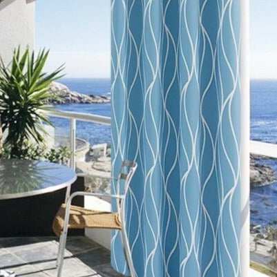 Jasnoszara zasłona ogrodowa w falisty wzór.