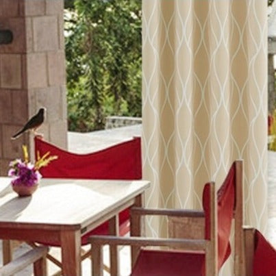 Jasnoszara zasłona ogrodowa w falisty wzór.