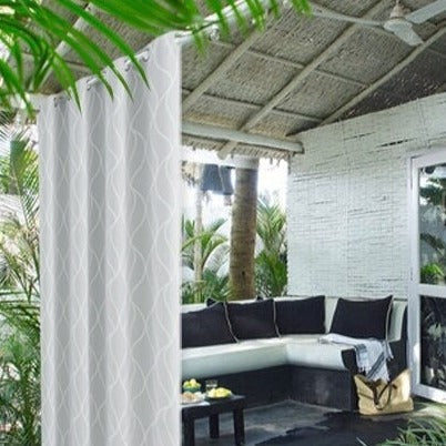 Jasnoszara zasłona ogrodowa w falisty wzór.