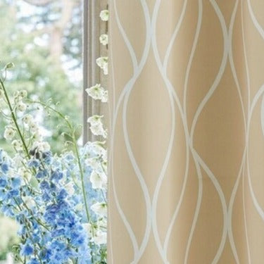 Jasnoszara zasłona ogrodowa w falisty wzór.