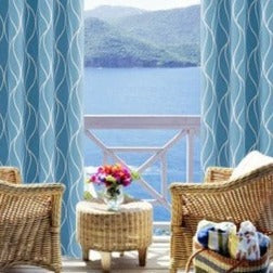 Jasnoszara zasłona ogrodowa w falisty wzór.