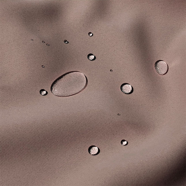 Brązowa zasłona zewnętrzna na taras z przelotkami.