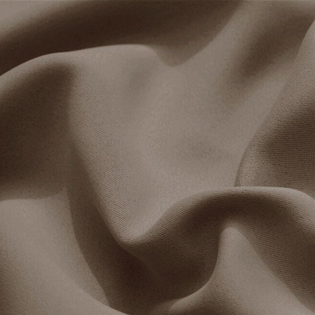 Brązowa wodoodporna zasłona na pergolę z przelotkami.