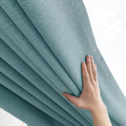 Niebieska zasłona zaciemniająca o strukturze lnu