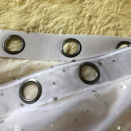 Delikatna firana w srebrne gwiazdki