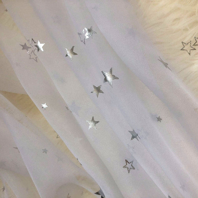 Delikatna firana w srebrne gwiazdki