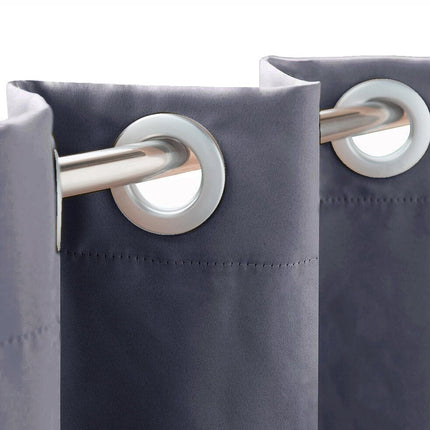 Szara zasłona tarasowa chroniąca przed słońcem