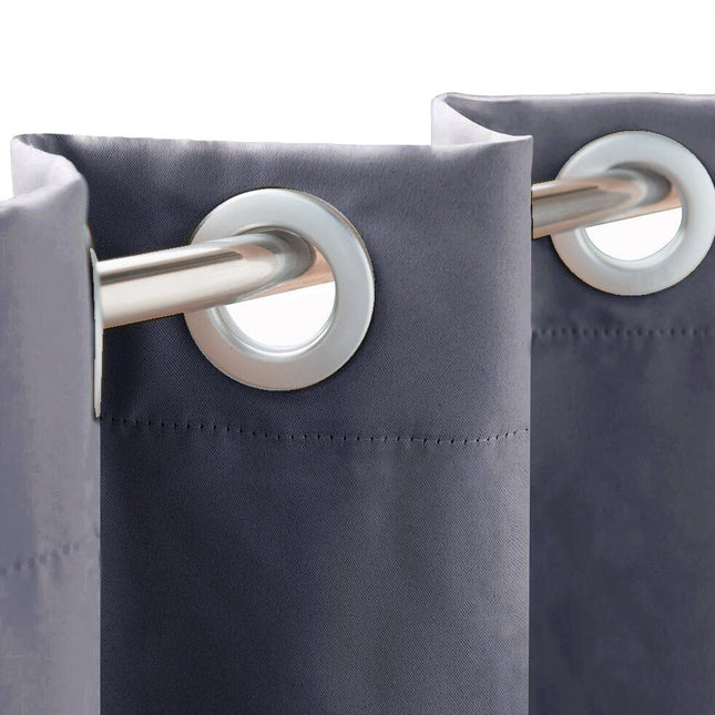 Szara zasłona tarasowa chroniąca przed słońcem