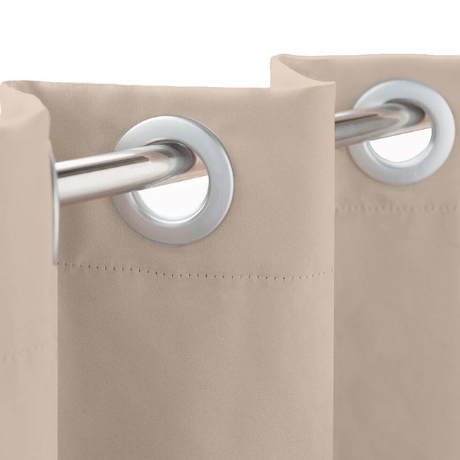 Beżowa wodoodporna zasłona balkonowa na przelotkach.