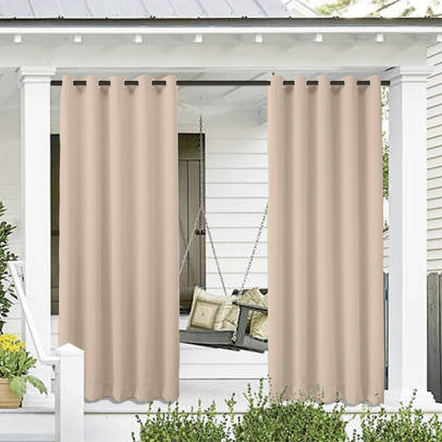 Beżowa wodoodporna zasłona balkonowa na przelotkach.
