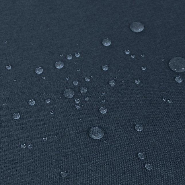 Granatowa zasłona na pergolę z przelotkami.