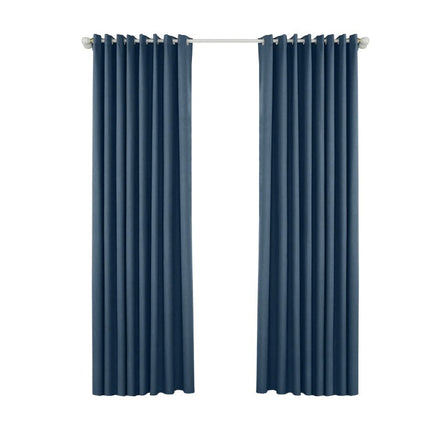 Granatowa zasłona na pergolę z przelotkami.