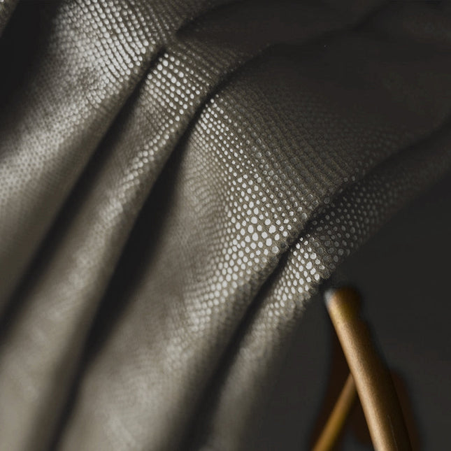 Szara zasłona zaciemniająca w kropki.