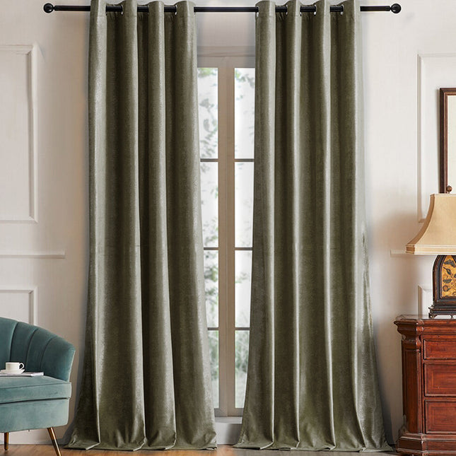 Szara zasłona zaciemniająca w kropki.