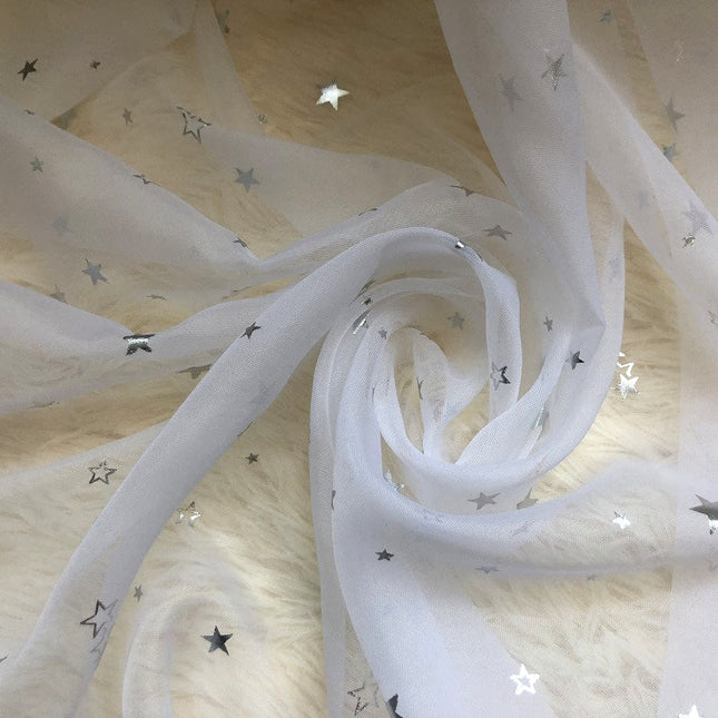 Delikatna firana w srebrne gwiazdki