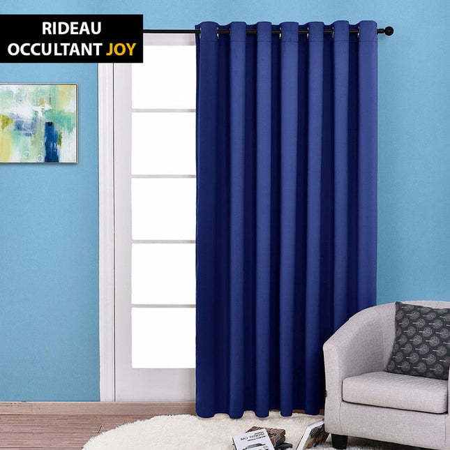 Gładka granatowa zasłona zaciemniająca do sypialni.