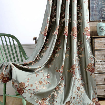 Zasłona zaciemniająca w romantyczne kwiatowe wzory