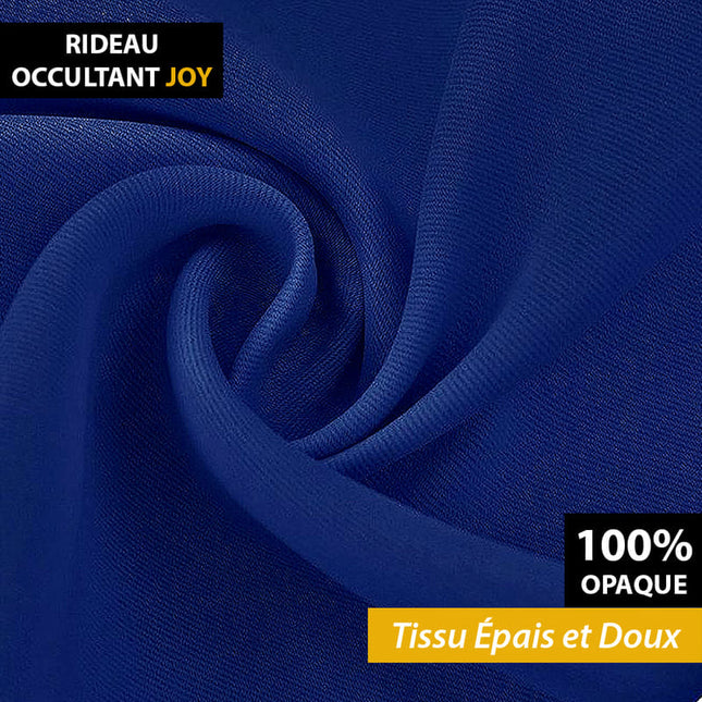 Gładka granatowa zasłona zaciemniająca do sypialni.