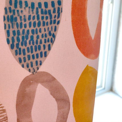 Kolorowa zasłona w nowoczesny abstrakcyjny wzór