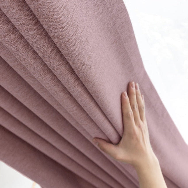 Różowa zasłona zaciemniająca do sypialni