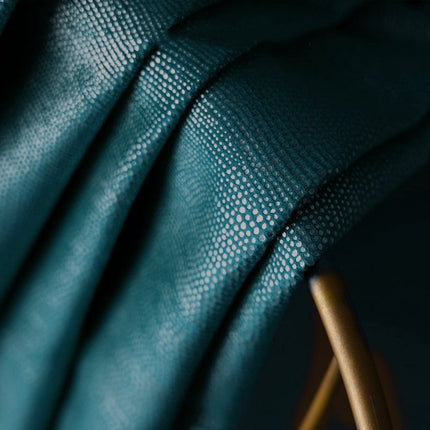 Zaciemniająca zasłona petrol w kropki