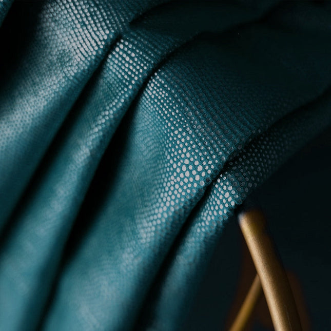 Zaciemniająca zasłona petrol w kropki