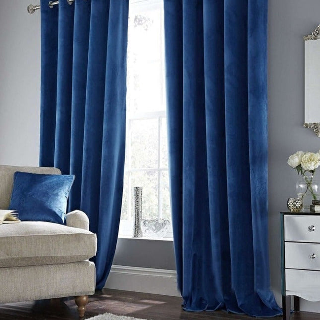 Niebieska welurowa zasłona zaciemniająca do salonu