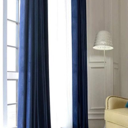 Niebieska welurowa zasłona zaciemniająca do salonu