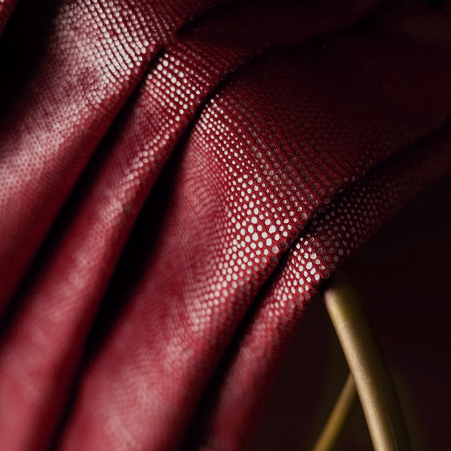 Bordowa zasłona zaciemniająca do sypialni