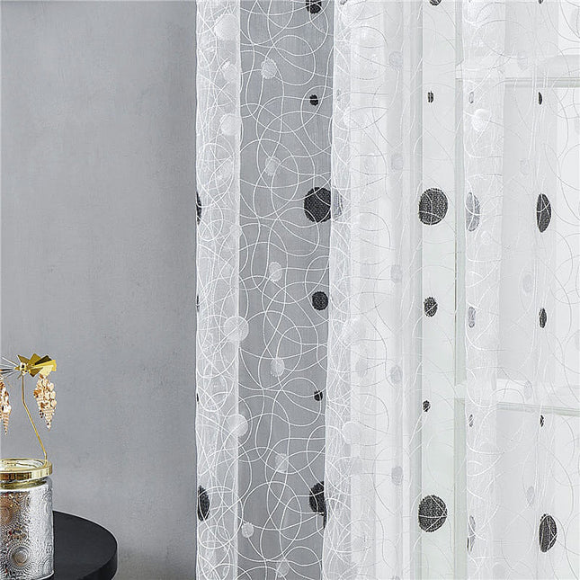 Biała firana z delikatnym haftem