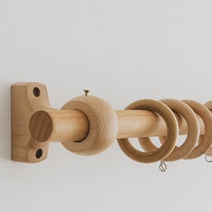 Klasyczny drewniany karnisz do zasłon