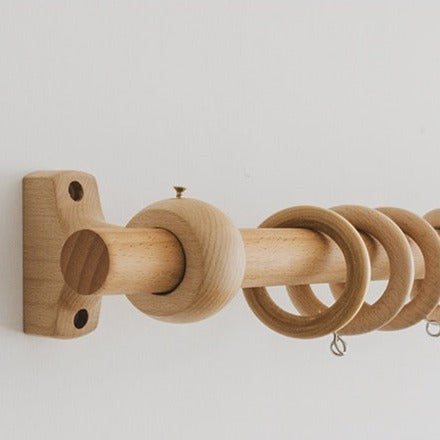 Klasyczny drewniany karnisz do zasłon