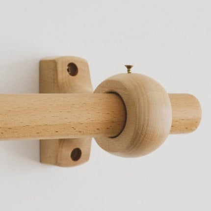 Klasyczny drewniany karnisz do zasłon