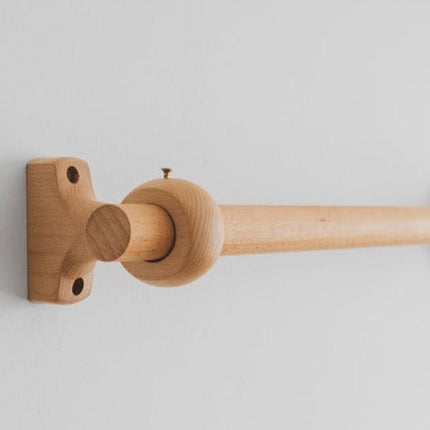 Klasyczny drewniany karnisz do zasłon