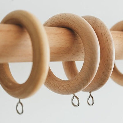 Klasyczny drewniany karnisz do zasłon