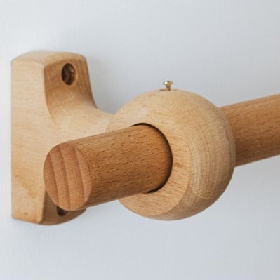 Klasyczny drewniany karnisz do zasłon