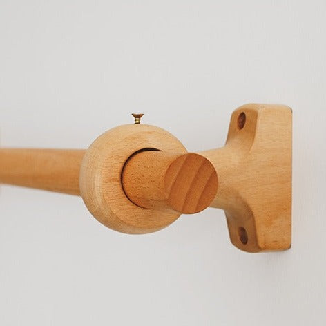 Klasyczny drewniany karnisz do zasłon