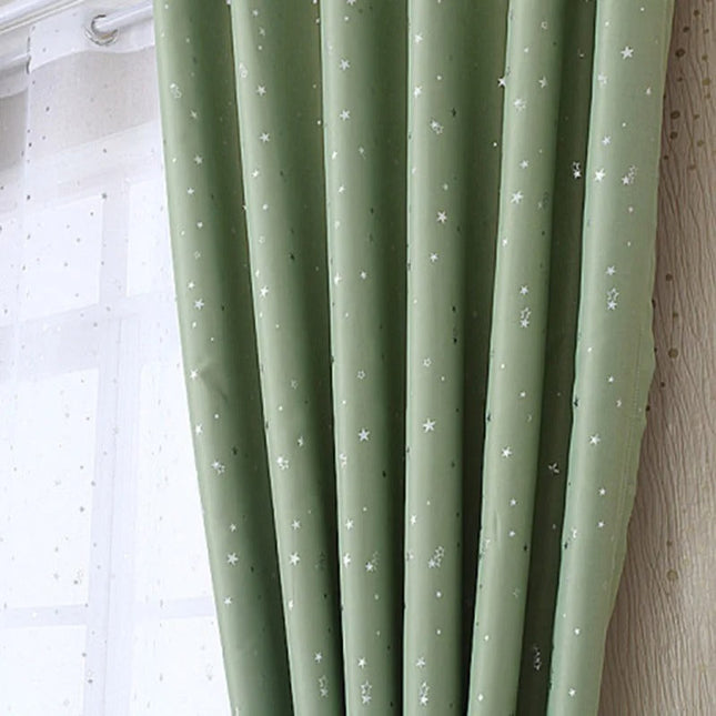 Zielona zasłona zaciemniająca w białe gwiazdki